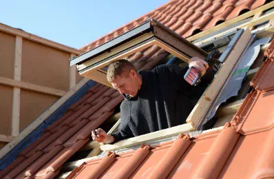 Pose de fenêtre de toit et velux par un couvreur à Saint-Christoly-de-Blaye